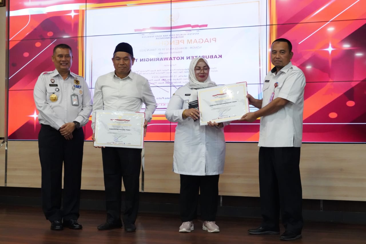 Asisten Adum Sri Suwanto Serahkan Piagam Penghargaan Kabupaten/Kota Peduli HAM (KKP HAM) 2023