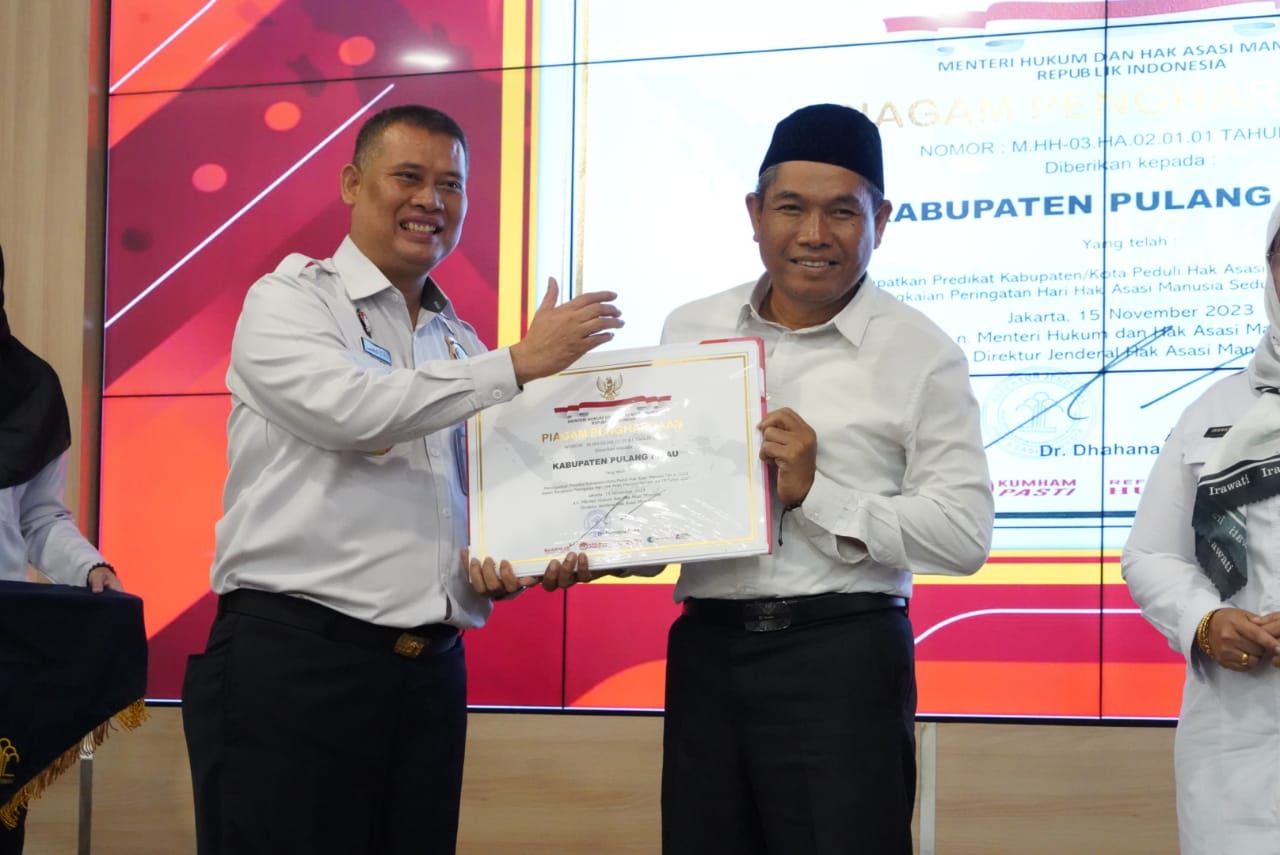 Asisten Adum Sri Suwanto Serahkan Piagam Penghargaan Kabupaten/Kota Peduli HAM (KKP HAM) 2023