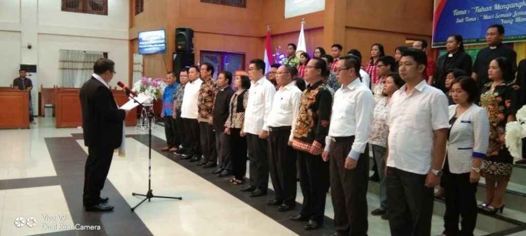 Ketua Umum Majelis Sinode Menutup Sinode Resort Sekaligus Melantik Majelis Resort GKE Puruk Cahu