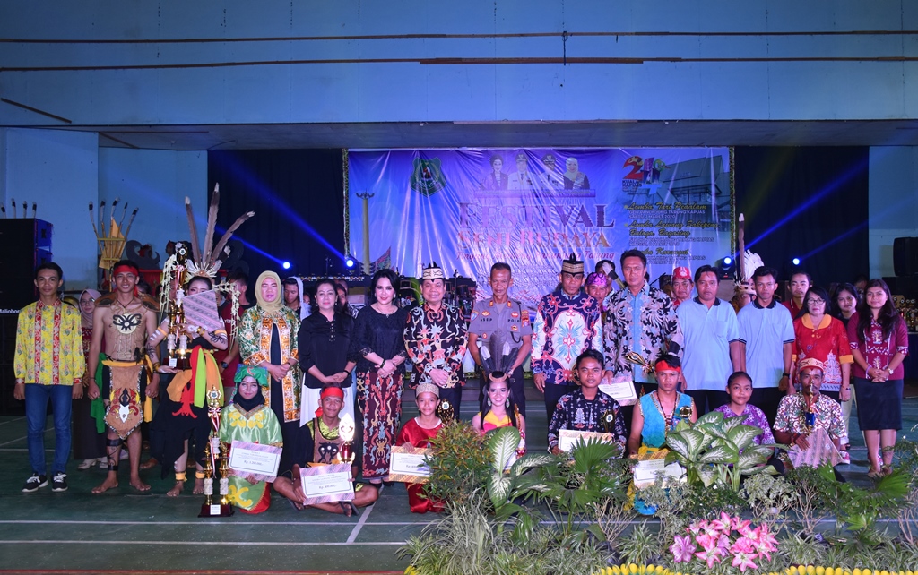 Pemukulan Katambung Tandai Penutupan Festival Seni Budaya