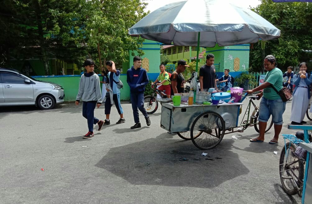 Pedagang Kaki Lima di Sekolah Sekolah Jangan Menggunakan Bahu Jalan