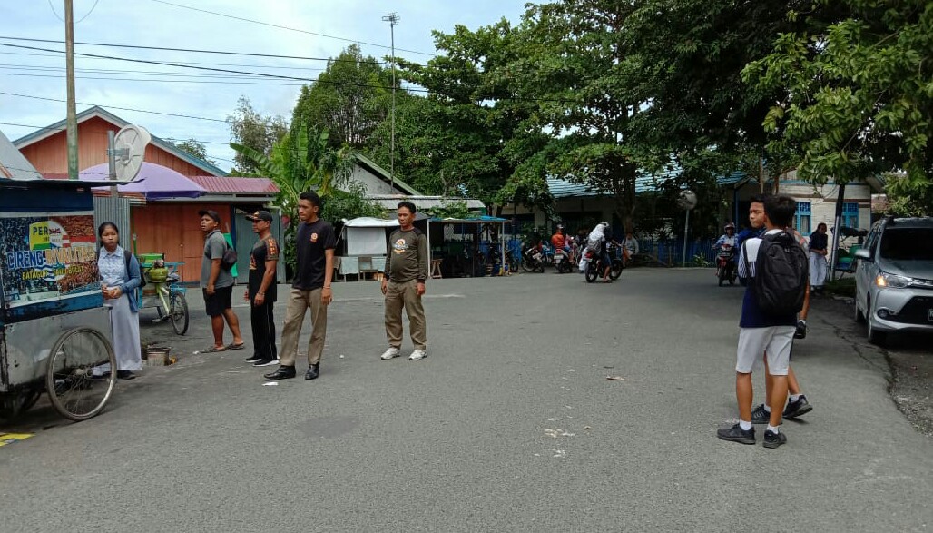 Pedagang Kaki Lima di Sekolah Sekolah Jangan Menggunakan Bahu Jalan