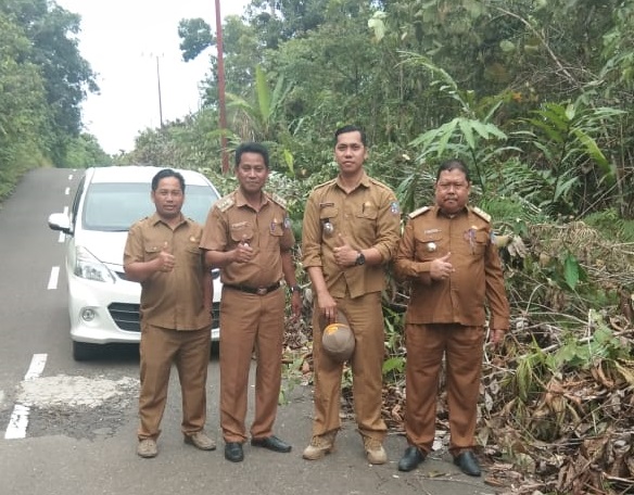 Camat Laung Tuhup Tinjau Pembersihan Bahu Jalan Untuk Konektivitas Listrik