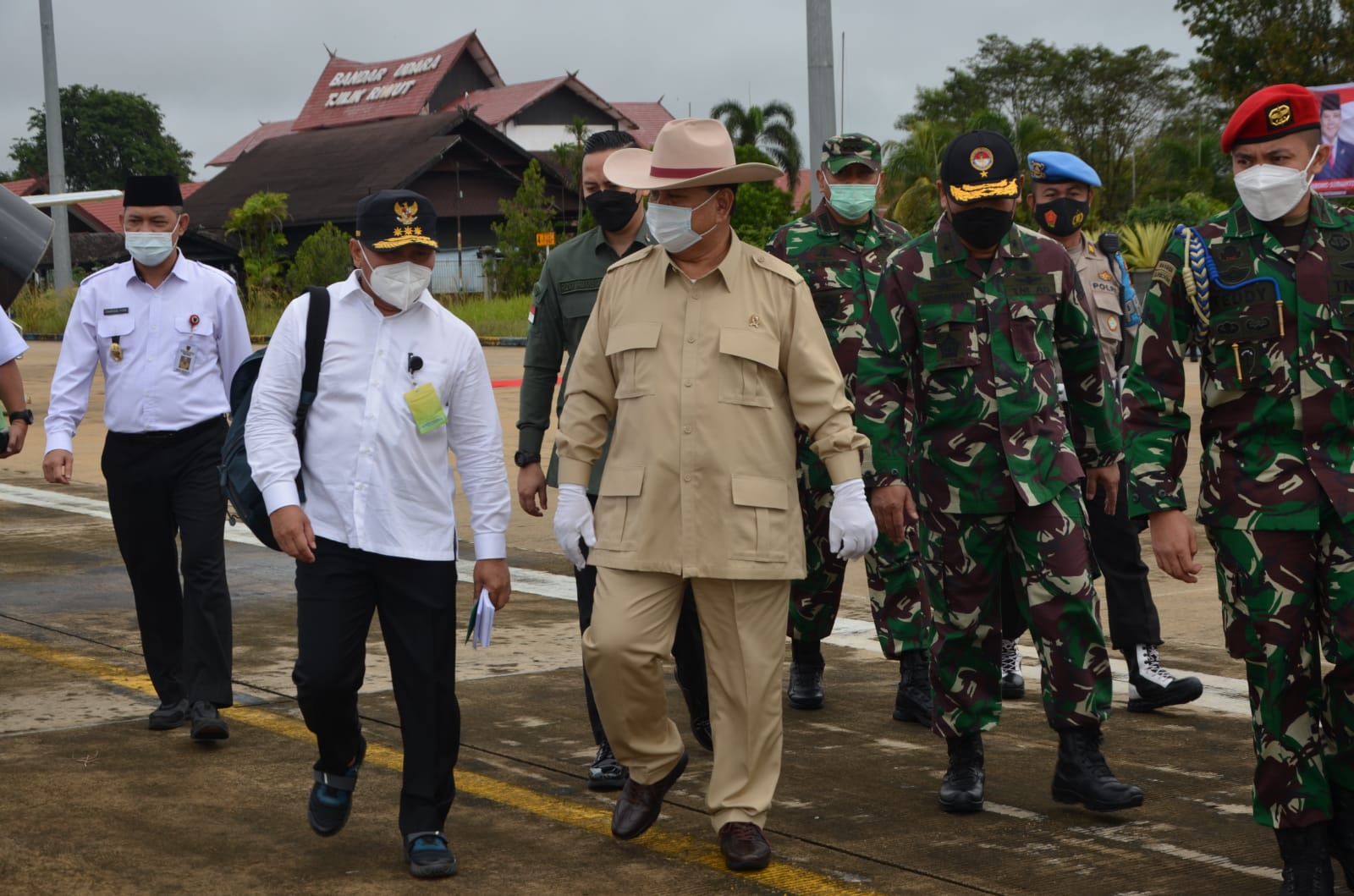 Gubernur H. Sugianto Sabran Sambut Kedatangan Menteri Pertahanan Prabowo Subianto di Bandara Tjilik Riwut, Palangka Raya