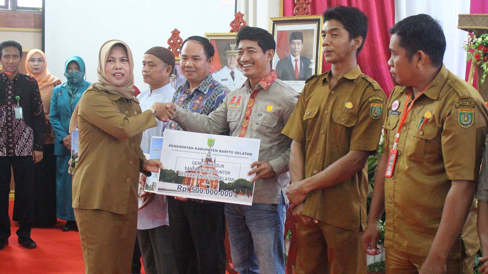Rakerda 2023, Pj. Bupati Barsel Serahkan Bantuan Hibah Rumah Ibadah dan Kemasyarakatan di 6 Kecamatan