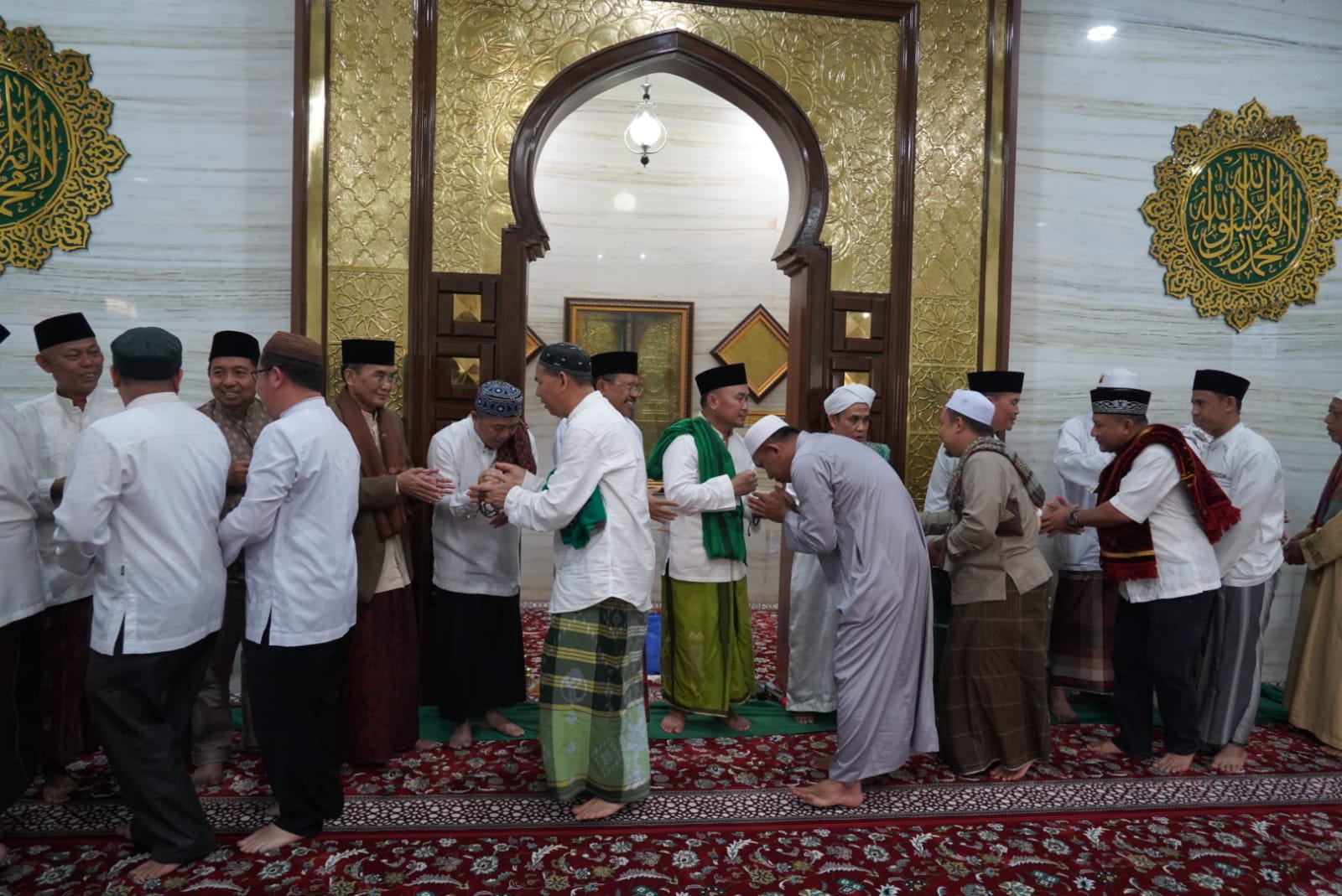 Jalin Silaturahmi, Gubernur H. Sugianto Sabran Salat Subuh Berjamaah di Musholla Asy-Syifa 