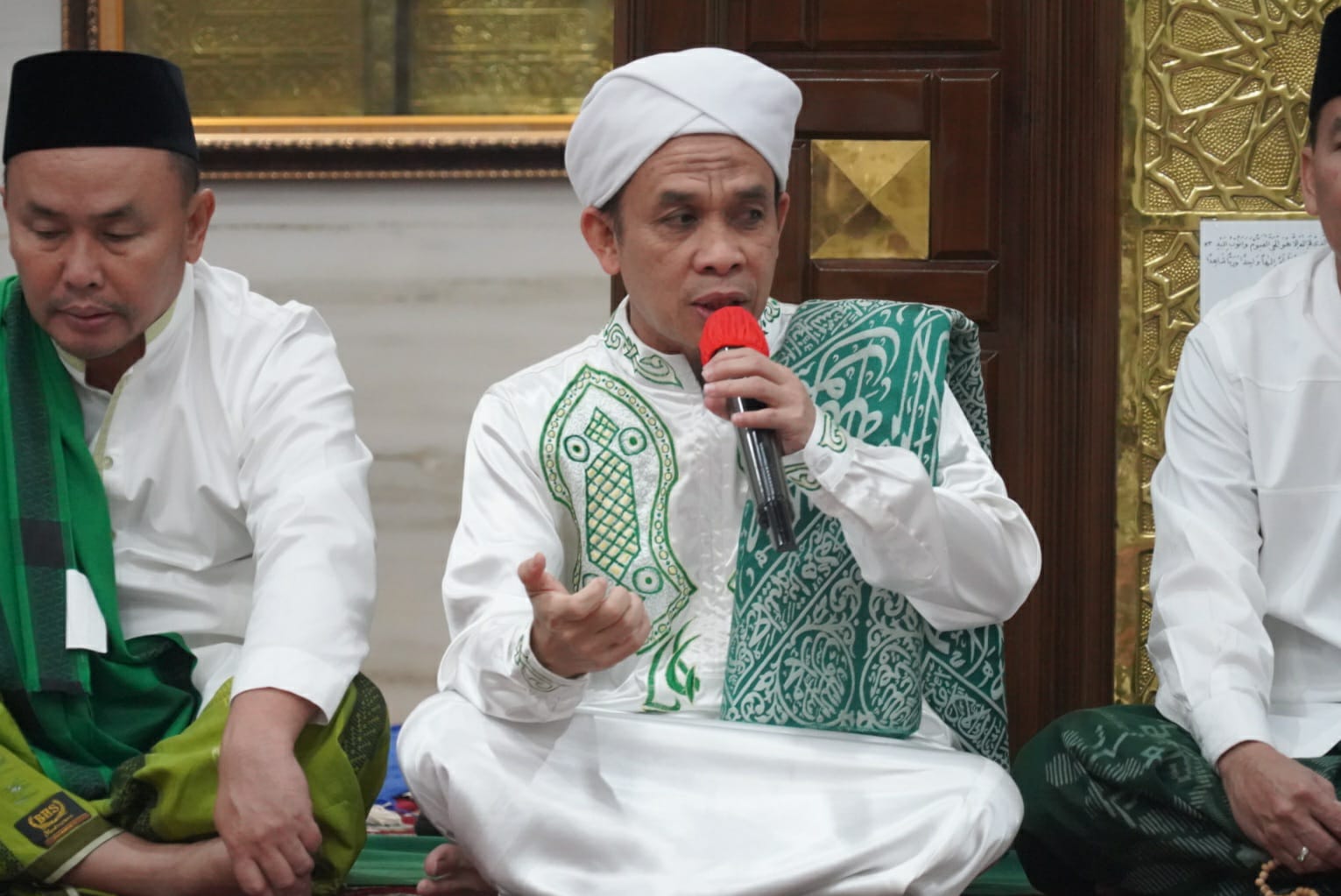 Jalin Silaturahmi, Gubernur H. Sugianto Sabran Salat Subuh Berjamaah di Musholla Asy-Syifa 