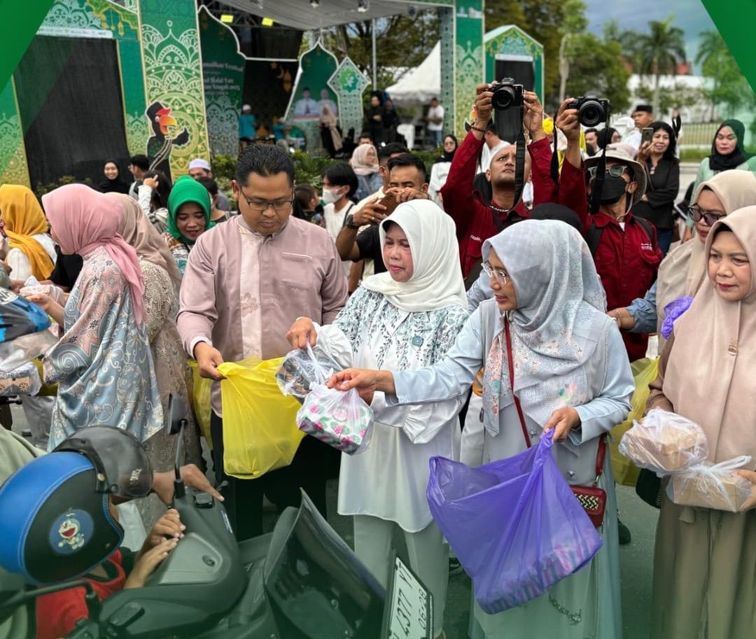 Kadis TPHP Prov Kalteng Dampingi Ketua TP-PKK Provinsi Kalteng dalam Aksi Berbagi Takjil Ramadan 