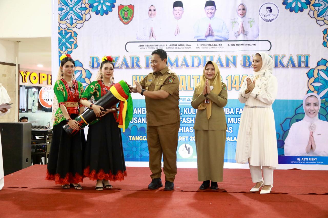 Wagub Edy Pratowo Buka Bazzar Ramadan 1446 H DPD IWAPI Kalteng