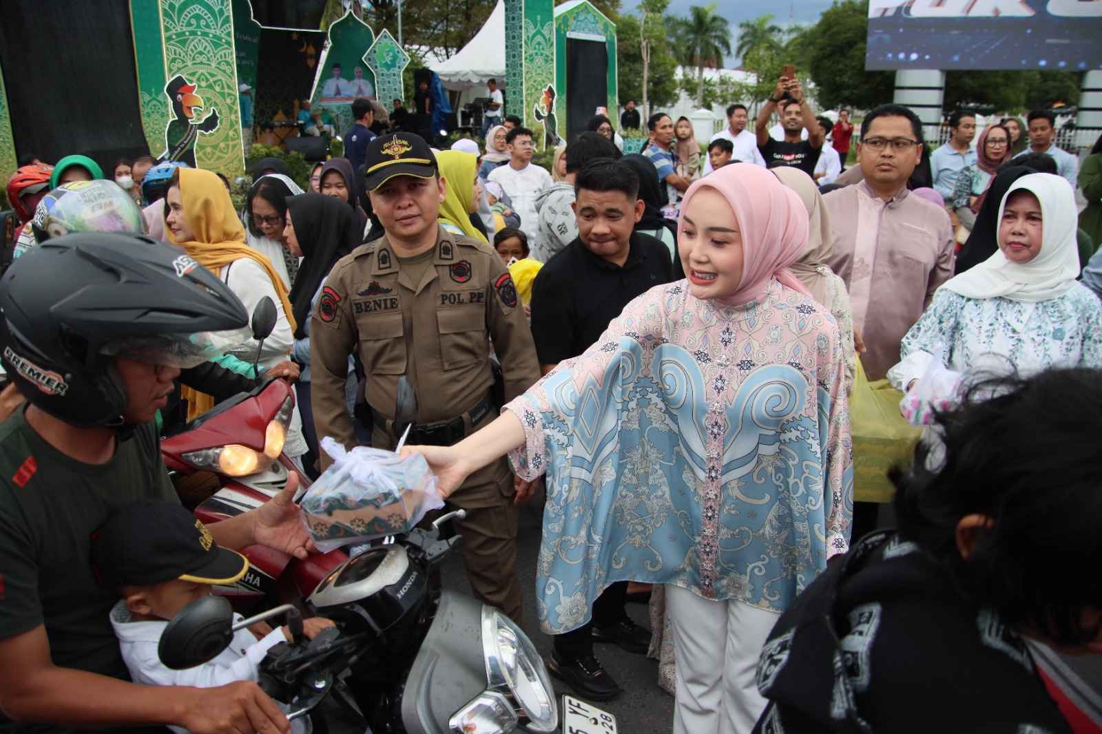 Satpol PP Kalteng Amankan Gerakan Pembagian 1000 Takjil oleh PKK Prov. Kalteng