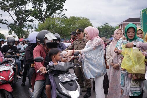 Kadisbudpar Kalteng Hadir Berbagi Takjil dan Berbagi Berkah