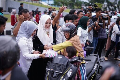 Kadisbudpar Kalteng Hadir Berbagi Takjil dan Berbagi Berkah