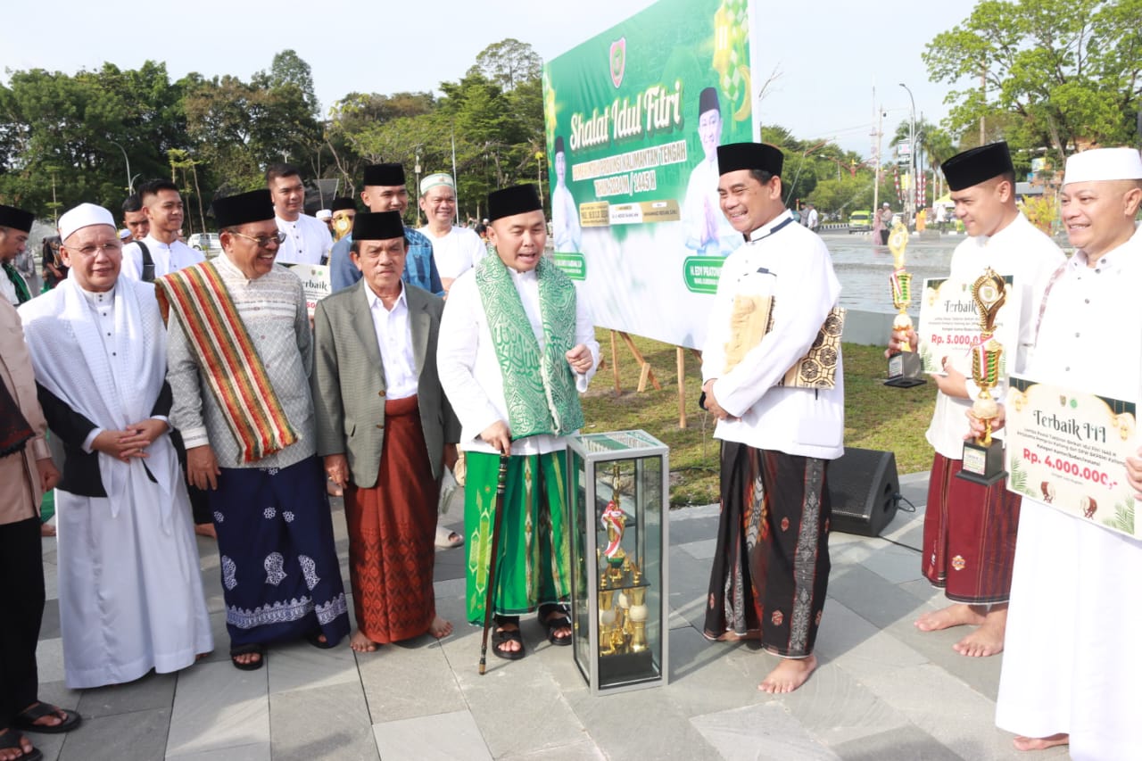 Gubernur Kalteng H. Sugianto Sabran Ikuti Salat Idulfitri 1445 H di Bundaran Besar Palangka Raya