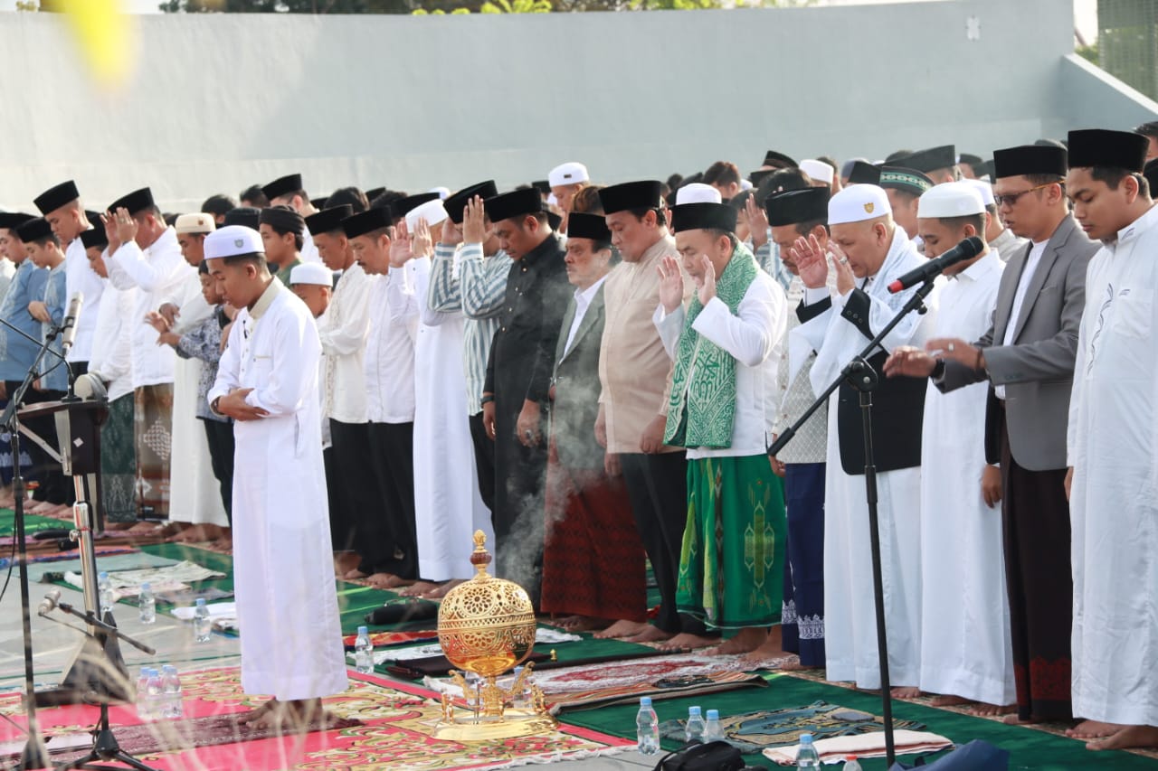 Gubernur Kalteng H. Sugianto Sabran Ikuti Salat Idulfitri 1445 H di Bundaran Besar Palangka Raya