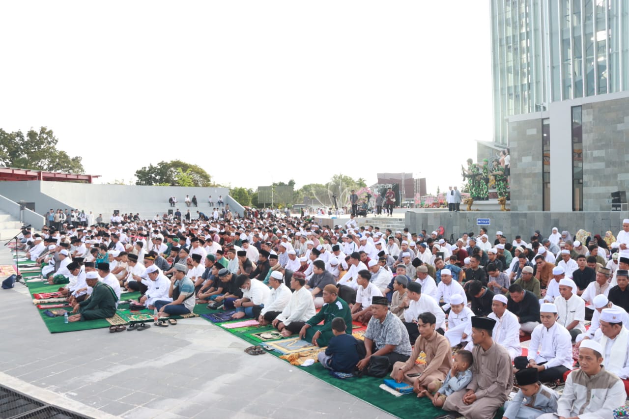 Gubernur Kalteng H. Sugianto Sabran Ikuti Salat Idulfitri 1445 H di Bundaran Besar Palangka Raya