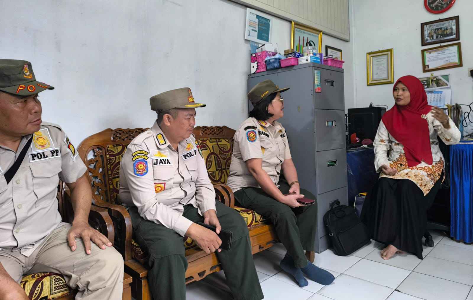 Satpol PP Provinsi Kalteng Gencar Sosialisasi Larangan Parkir di Sekeliling Istana Isen Mulang Rujab Gubernur