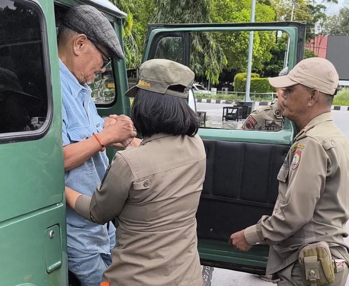Aksi Sigap Satpol PP Kalteng Bantu Mobil Mogok di Bundaran Besar: Wujud Nyata Pelayanan Humanis