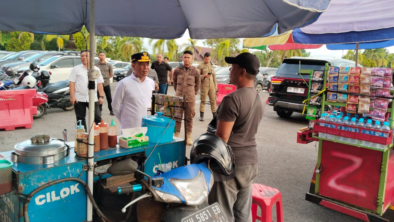 Satpol PP Prov. Kalteng Kawal Gubernur Tinjau Stadion Tuah Pahoe