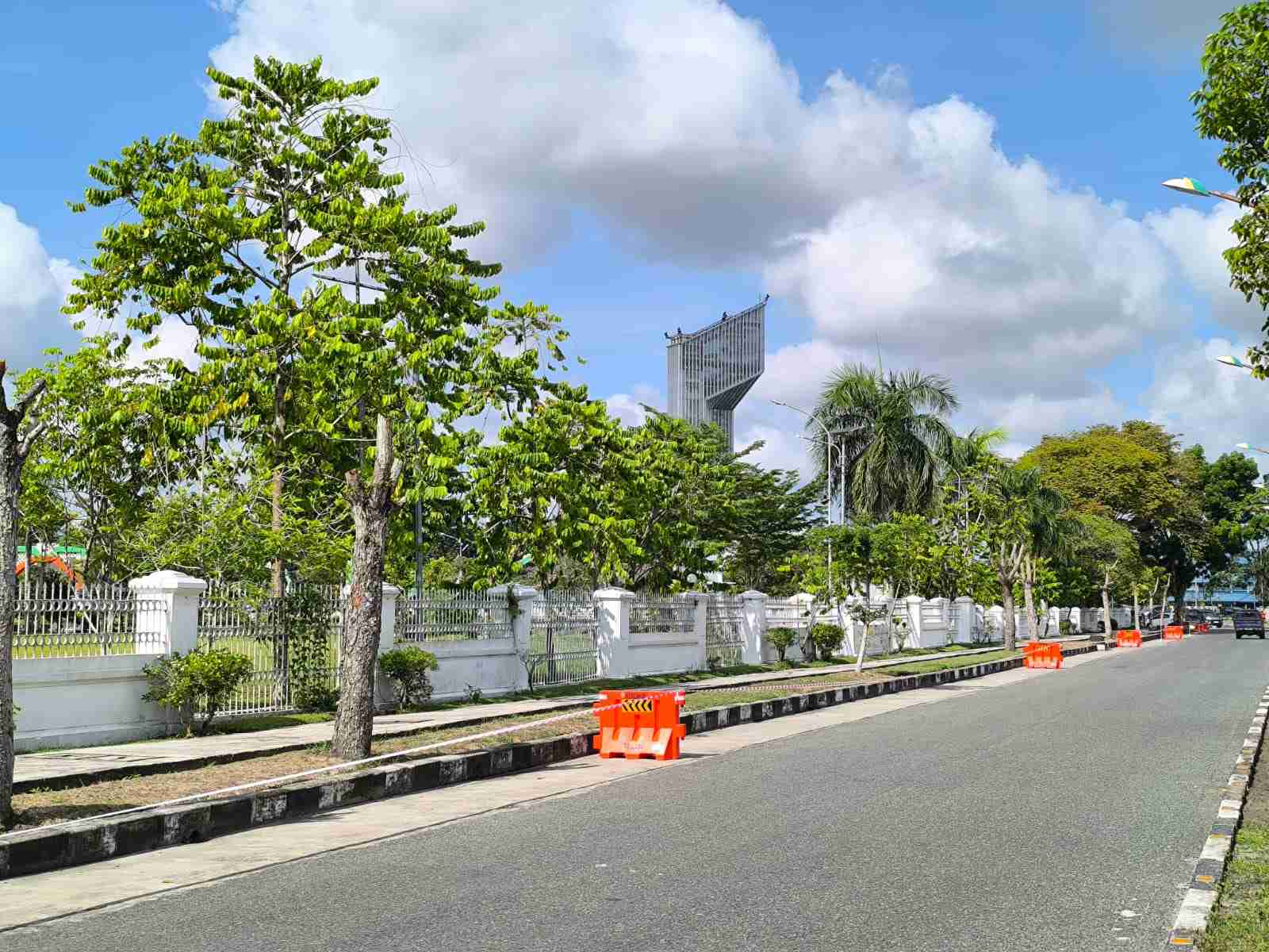 Barrier dan Garis Pembatas Dipasang, Parkir dan Berjualan di Sekitar Istana Isen Mulang Kini Dilarang