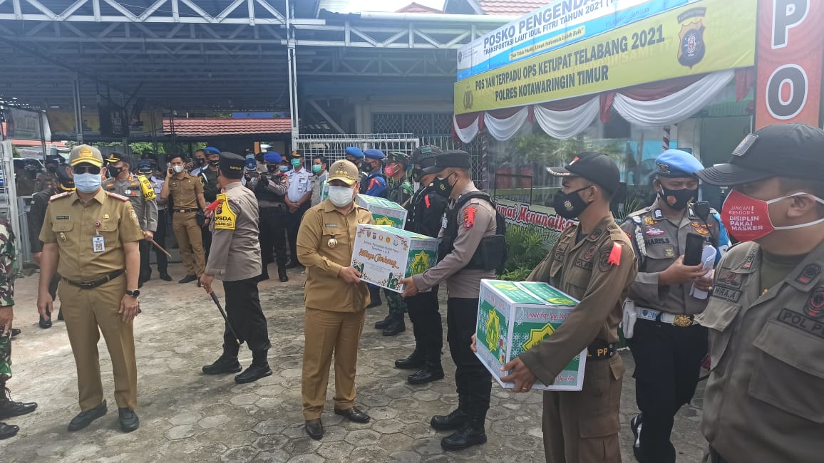 Sekda Kalteng Tinjau Posko Pengendalian Transpotasi Laut Idul Fitri Tahun 2021/ 1442 H di Pelabuhan Sampit