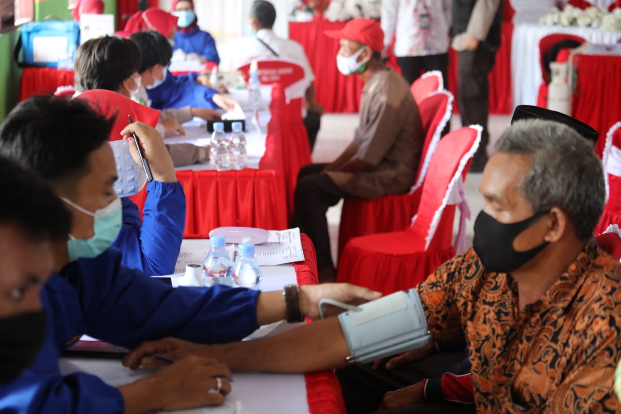 Gubernur Kalteng Tinjau Pelaksanaan Vaksinasi Massal di SMPN 1 Kuala Pembuang Kabupaten Seruyan