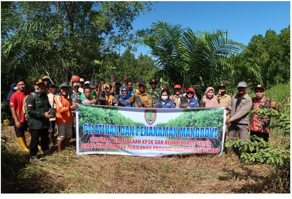 Peringati Coral Triangle Day ke-11, Dislutkan Kalteng Tanam Mangrove Bersama Warga Pesisir di Desa Sabuai Kobar