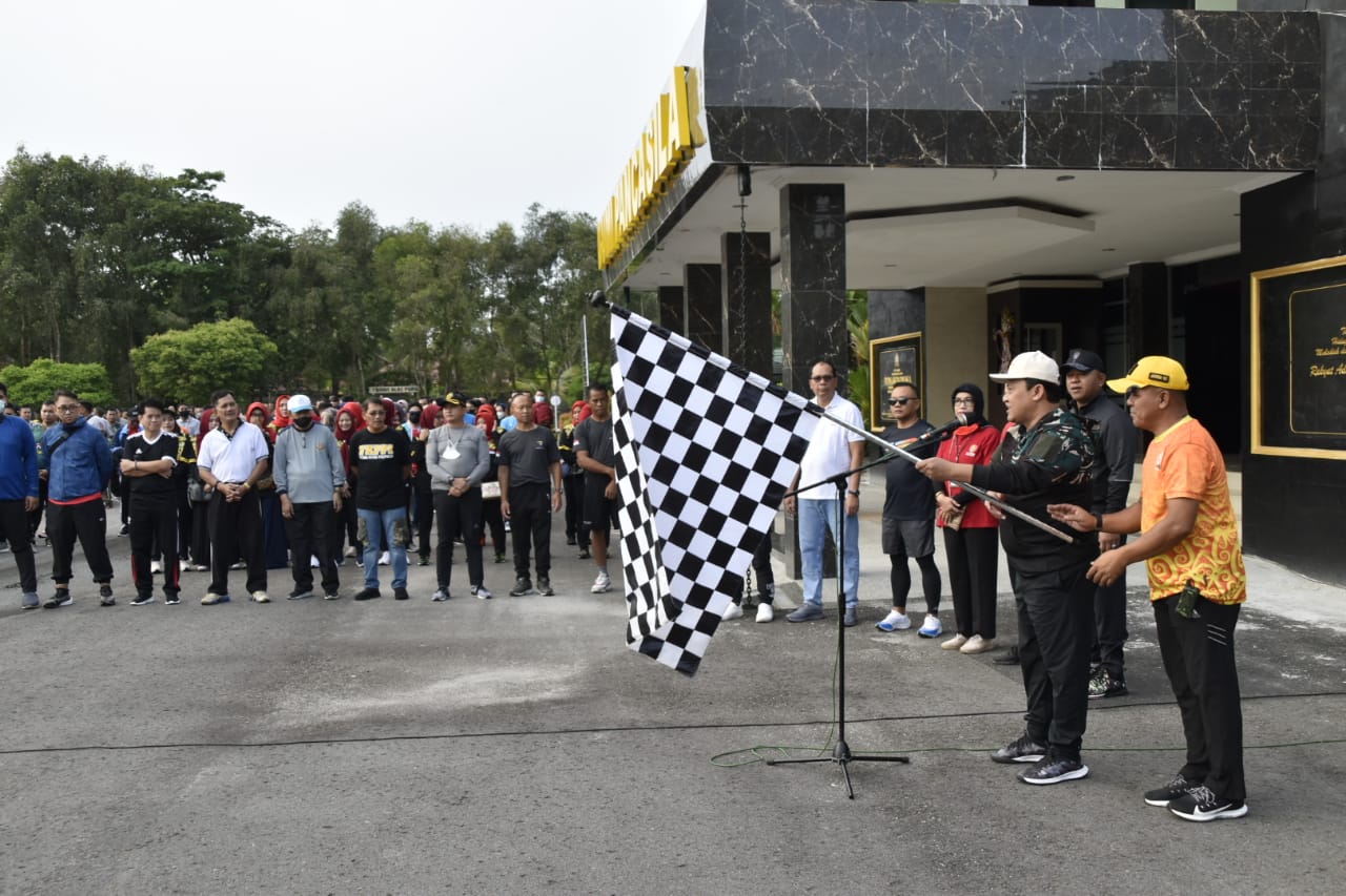 Wagub Kalteng Lepas Jalan Sehat Jumat Berkah