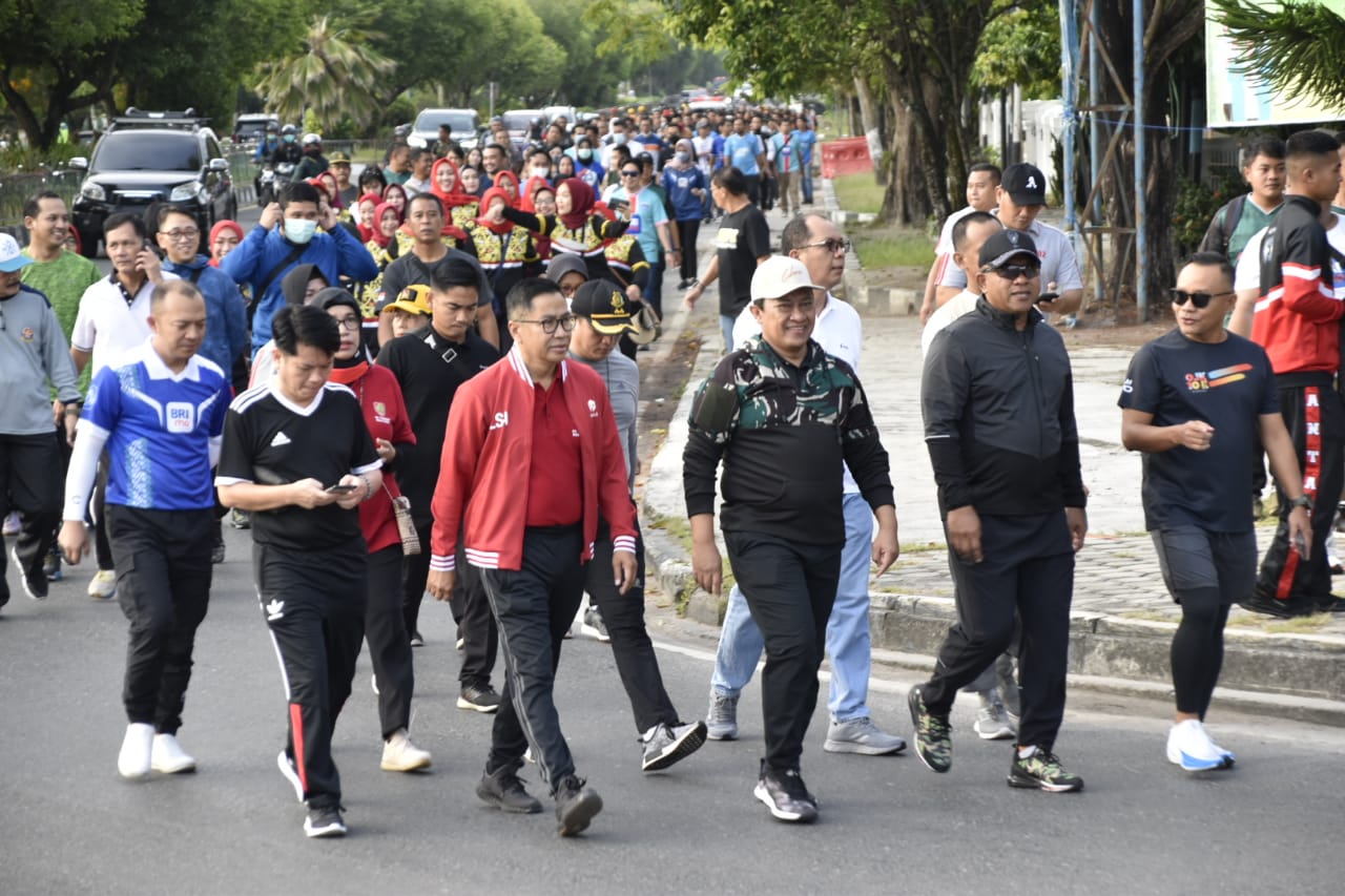 Wagub Kalteng Lepas Jalan Sehat Jumat Berkah