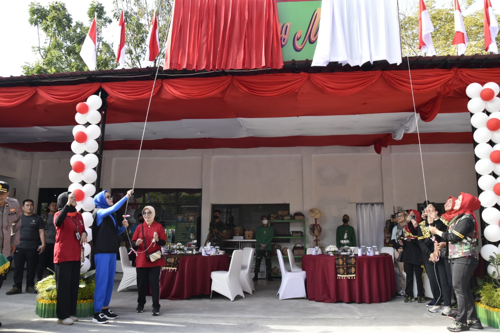 Ketua Dekranasda Kalteng Launching Talawang Mart Warung Berkah
