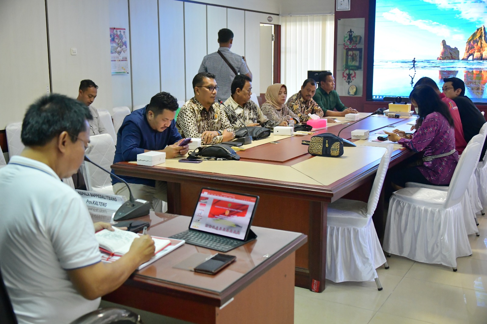 Kepala Bappedalitbang Prov. Kalteng Sambut Kunjungan Komisi C DPRD Kotawaringin Barat