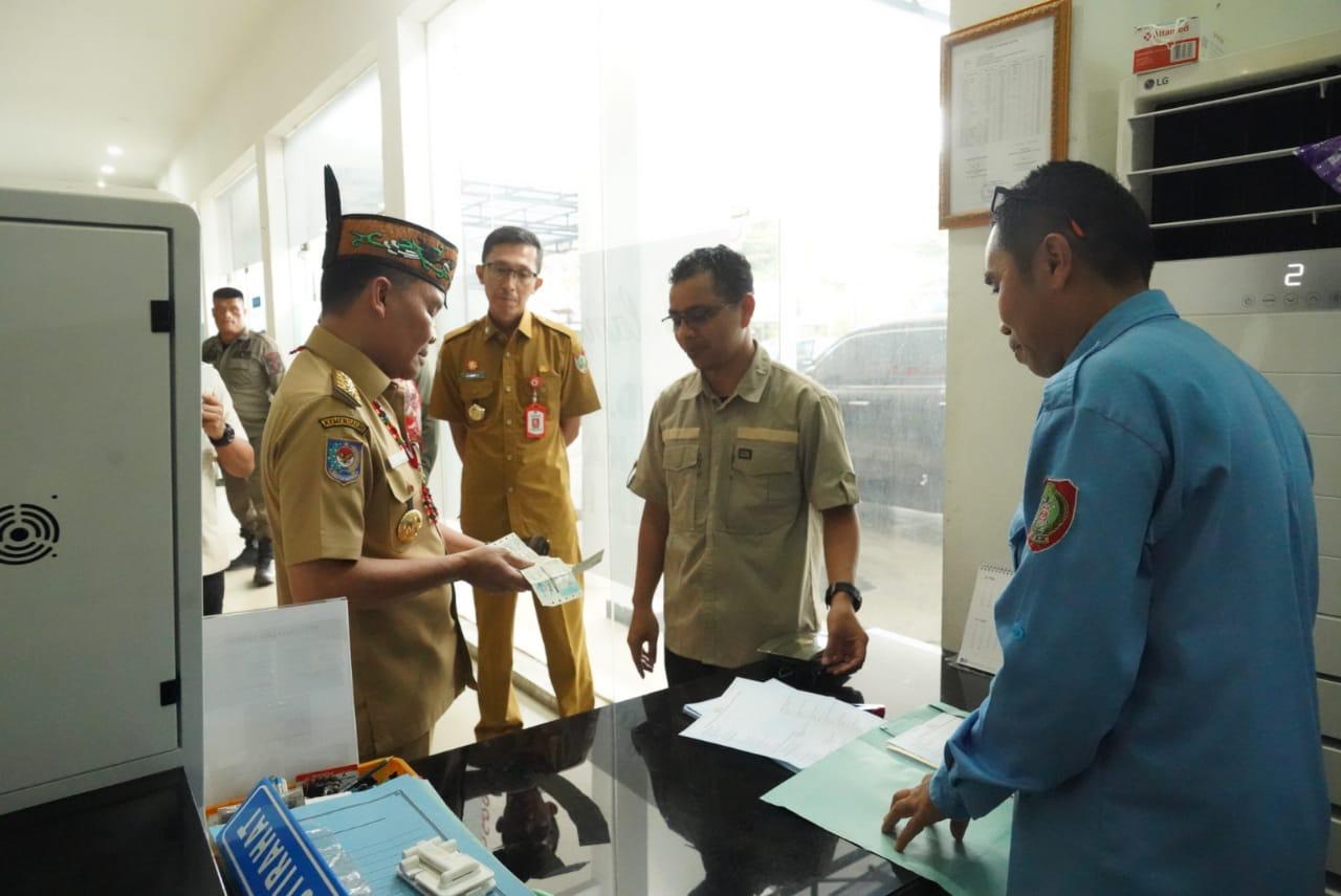 Gubernur Sidak Samsat, Tinjau Pelayanan Publik Lewat Dialog Langsung dengan Warga