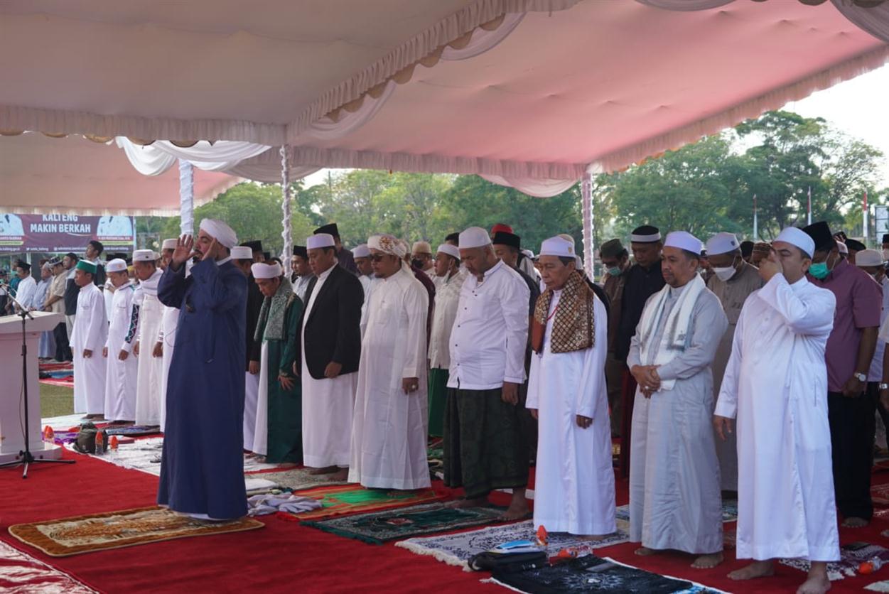 Pemprov. Kalteng Gelar Salat Iduladha 1443 H / 2022 M di Halaman Kantor Gubernur Kalteng