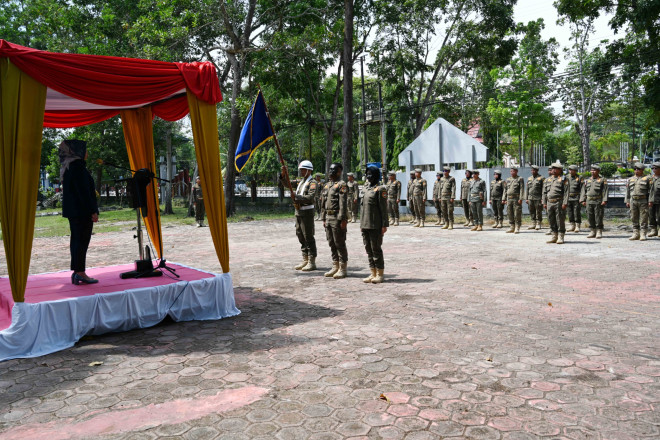 Hadiri Upacara Pembaretan CPNS Satpol PP, Bupati Kobar: Satpol PP Harus Disiplin dan Profesional