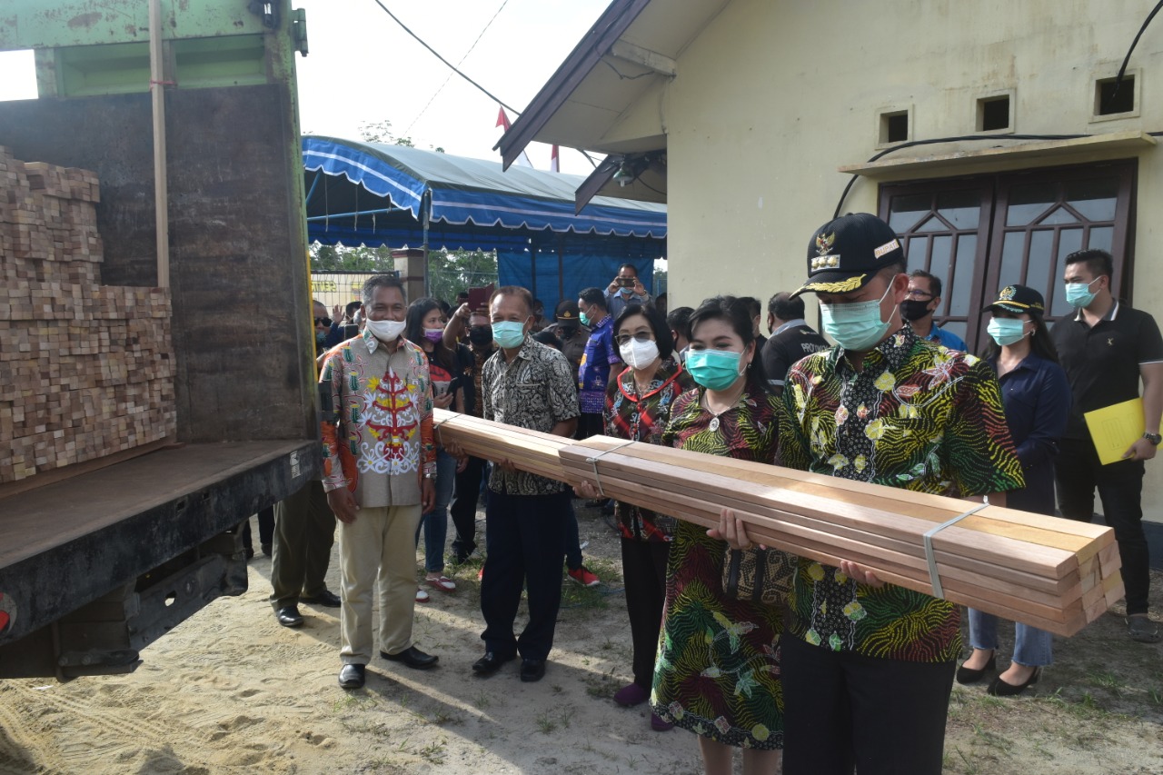 Bupati Gunung Mas Launching Produk Perdana Kayu Olahan Produksi Sentra Industri Kayu