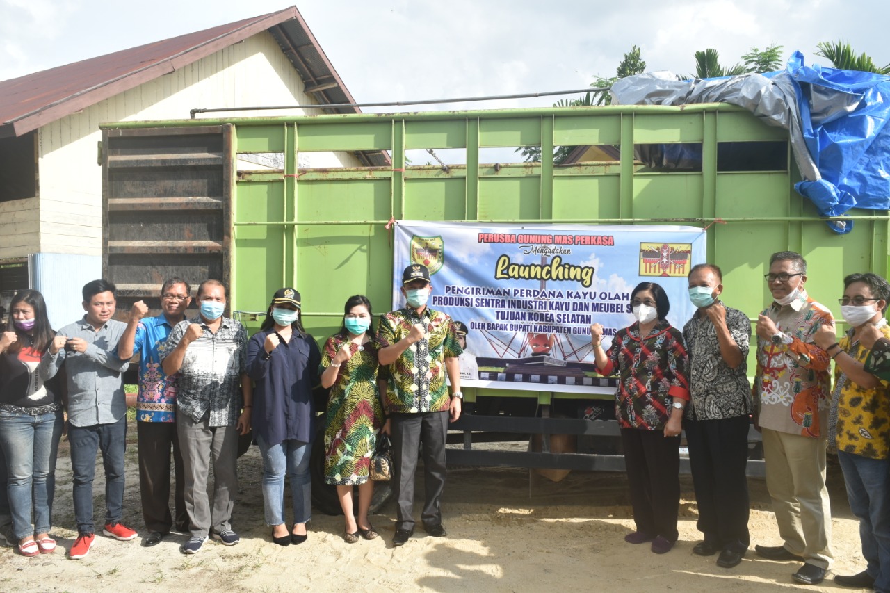 Bupati Gunung Mas Launching Produk Perdana Kayu Olahan Produksi Sentra Industri Kayu