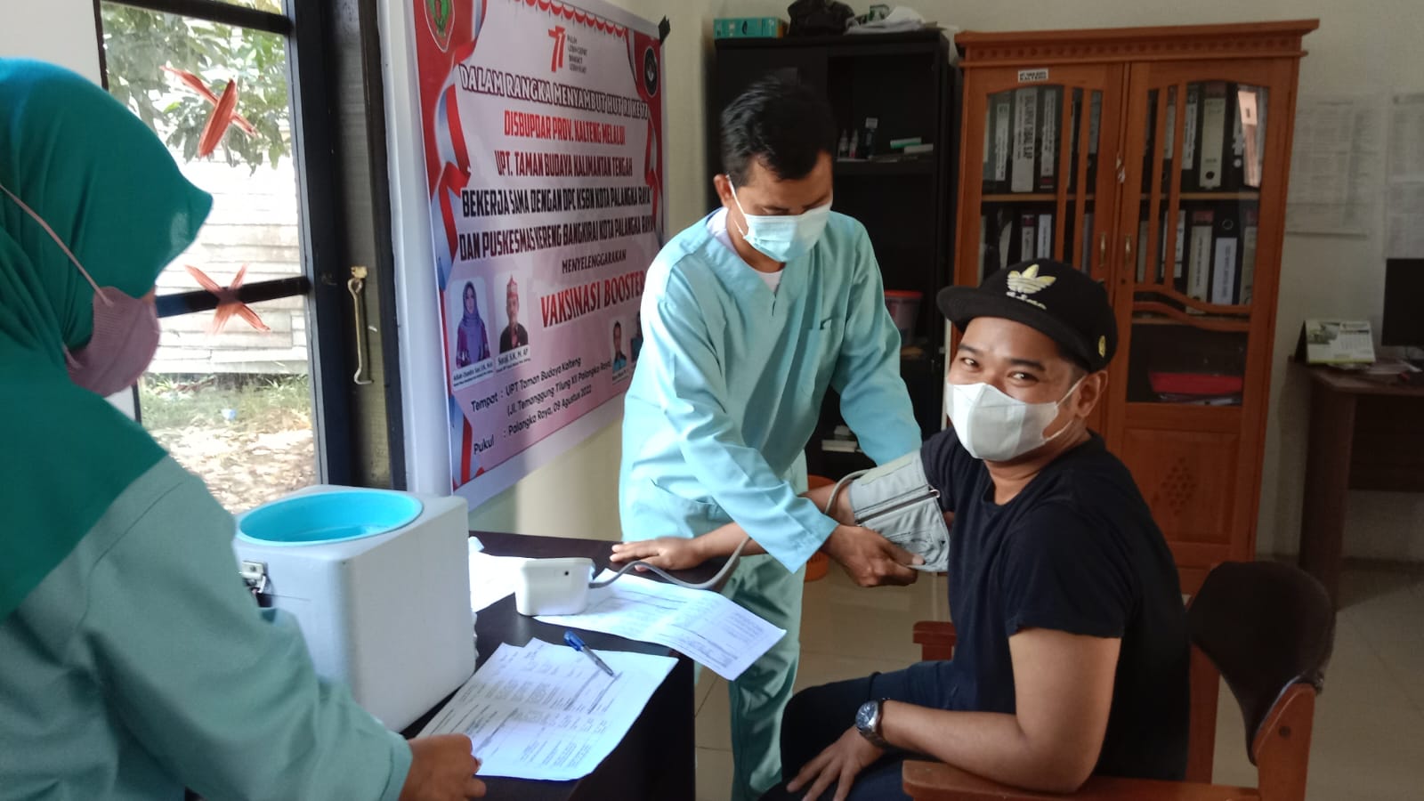 ASN Lingkup Disbudpar Prov. Kalteng dan Pelaku Seni Antusias Ikuti Vaksinasi Booster