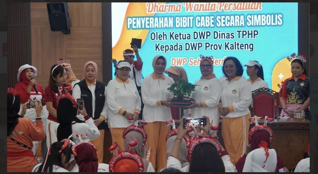 Semarak HUT ke-81 RI, Dinas TPHP Prov Kalteng Dorong Ketahanan Pangan Keluarga melalui Pembagian Bibit Cabai kepada DWP Provinsi Kalteng