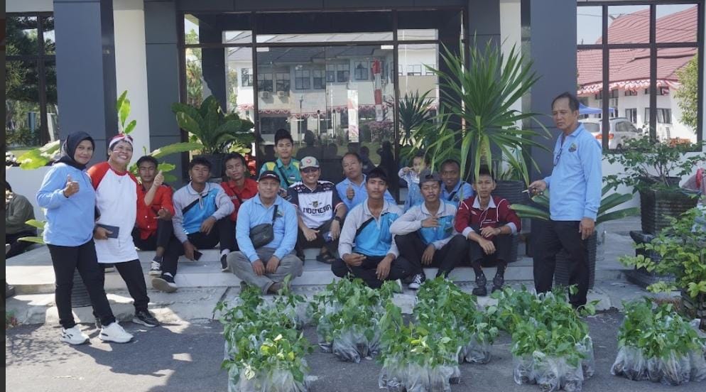 Semarak HUT ke-81 RI, Dinas TPHP Prov Kalteng Dorong Ketahanan Pangan Keluarga melalui Pembagian Bibit Cabai kepada DWP Provinsi Kalteng