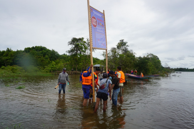 Cegah Terjadinya Destructive Fishing, Tim Gabungan Diskan Kobar Pasang Papan Larangan di Beberapa Titik Sepanjang DAS Lamandau