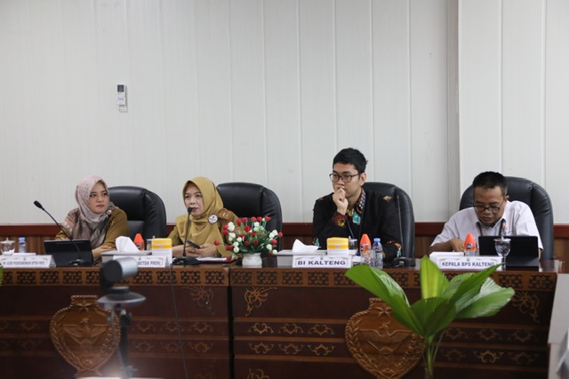 Asisten Ekbang Sri Widanarni Tekankan Perkuat Sektor Pertanian Pada Rapat Evaluasi TPID Kalteng 