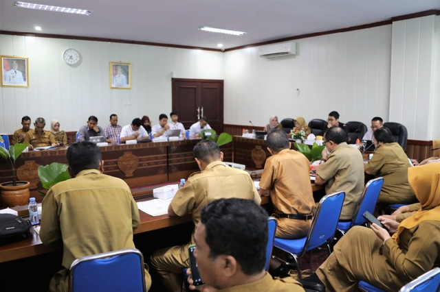 Asisten Ekbang Sri Widanarni Tekankan Perkuat Sektor Pertanian Pada Rapat Evaluasi TPID Kalteng 