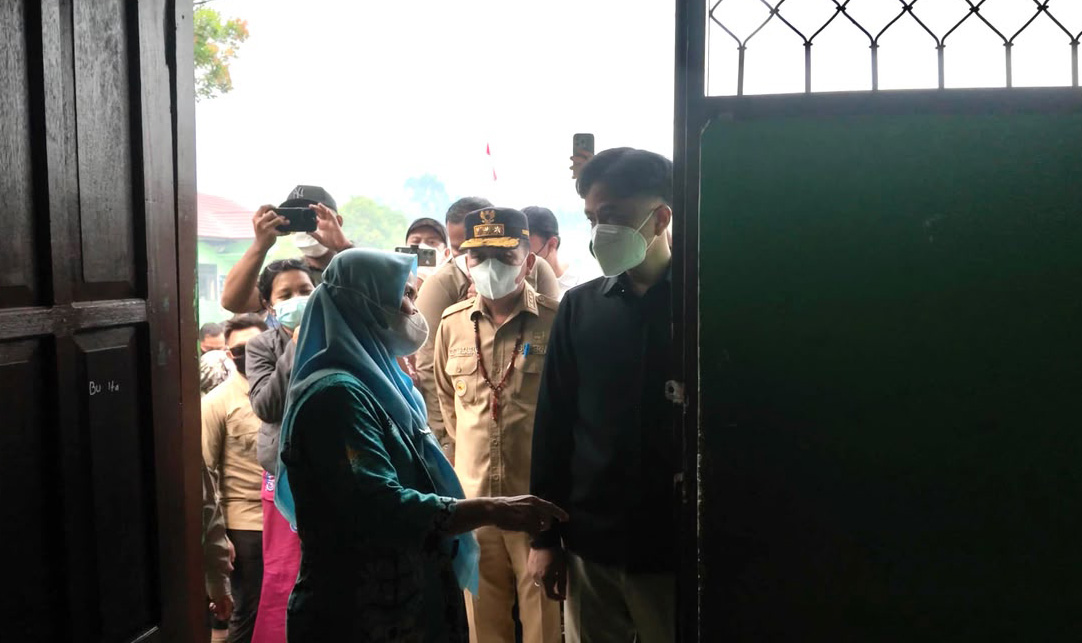 Wapres Gibran Tinjau Sekolah di Tengah Kabut Asap, Pastikan Kesehatan Siswa Jadi Prioritas