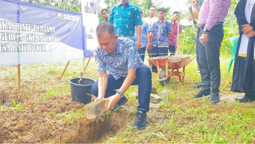 Bupati Gunung Mas Meletakkan Batu Pertama Pembangunan Gereja Di Dusun Jangkang