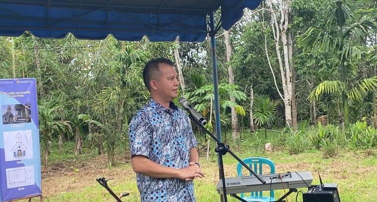 Bupati Gunung Mas Meletakkan Batu Pertama Pembangunan Gereja Di Dusun Jangkang