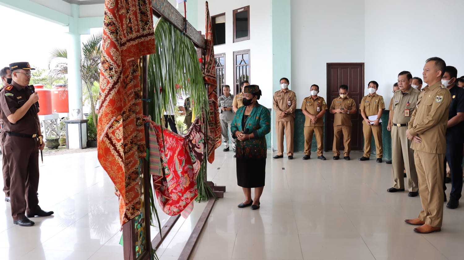 Bupati Gumas Sambut Kajari Dengan Ritual Pantan Bahalai