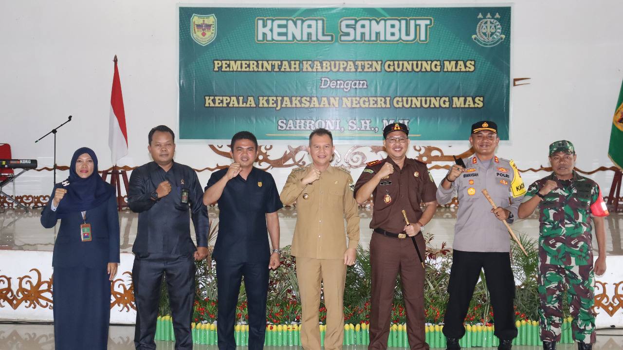 Bupati Gumas Sambut Kajari Dengan Ritual Pantan Bahalai