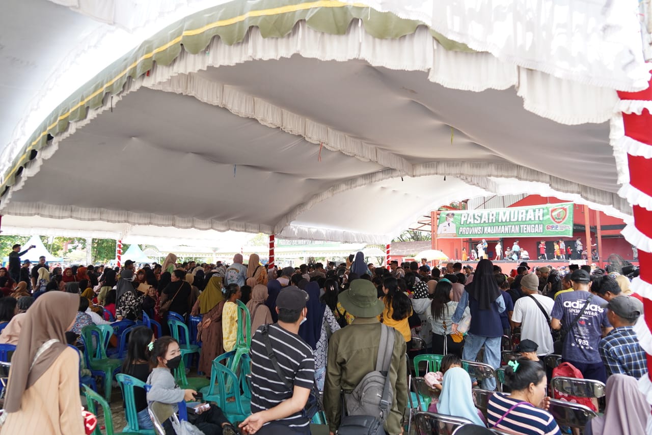 Konsisten Tekan Inflasi, Gubernur Sugianto Sabran Kembali Gratiskan Pasar Murah di Kelurahan Beriwit
