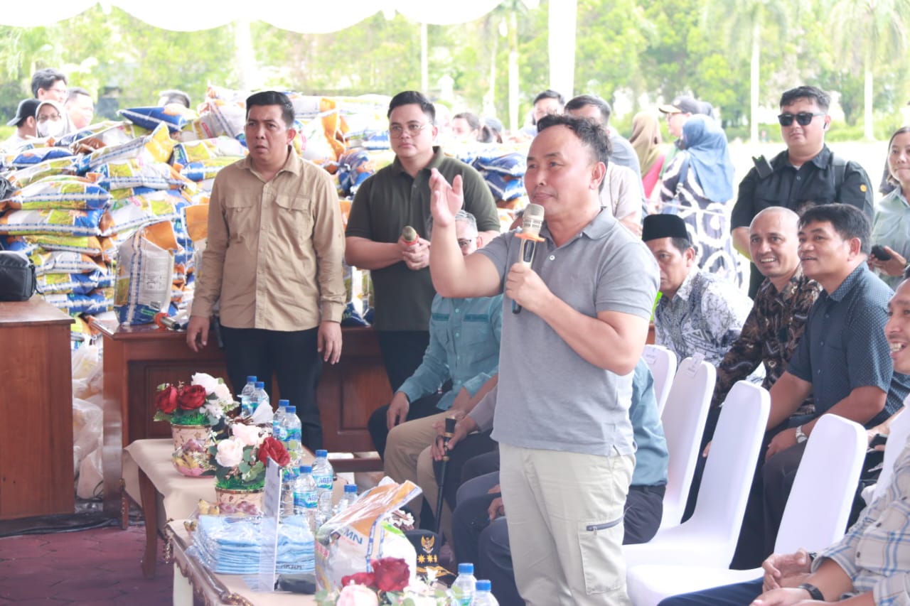 Tekan Inflasi, Gubernur Sugianto Sabran Kembali Gratiskan Paket Sembako Pasar Murah Di Kabupaten Lamandau