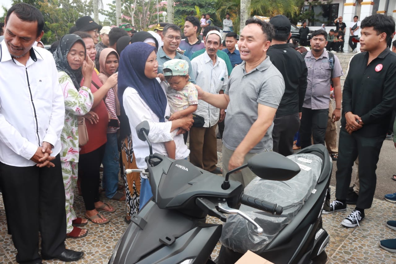 Tekan Inflasi, Gubernur Sugianto Sabran Kembali Gratiskan Paket Sembako Pasar Murah Di Kabupaten Lamandau