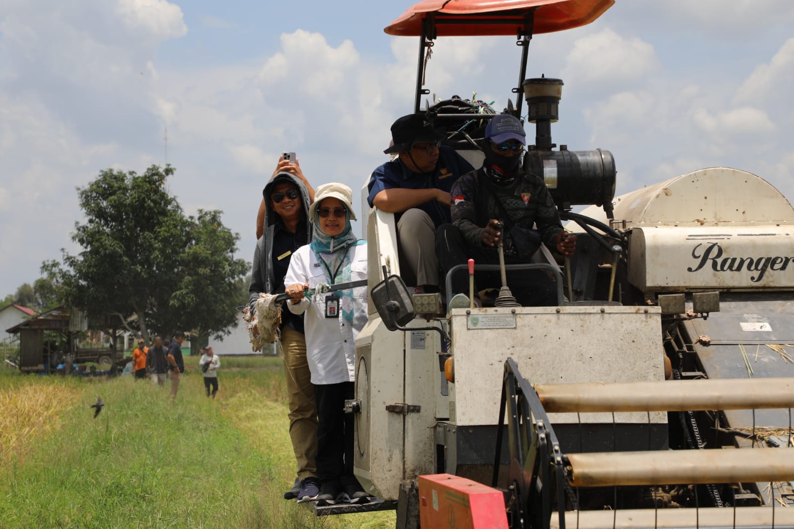 Kadis TPHP Prov. Kalteng bersama Kepala Kanwil DjPb Prov. Kalteng Kunjungi Lahan Cetak Sawah